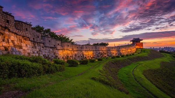 Old city wall of Hwaseong Fortress, Suwon, South Korea (© aomam/Getty Images)