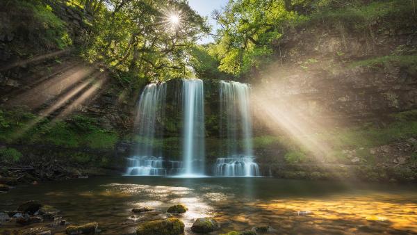 Sgwd yr Eira waterfall, Bannau Brycheiniog National Park, Wales (© Guy Edwardes/Nature Picture Library)