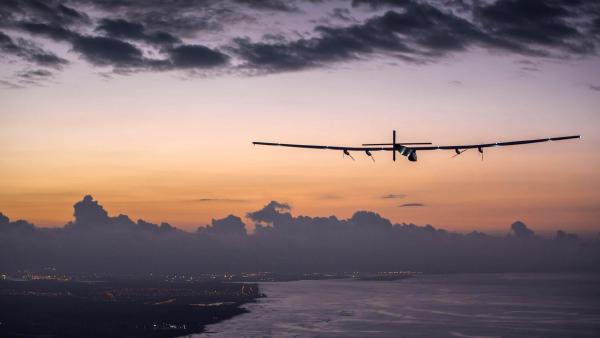 Solar Impulse 2 at Kalaeloa Airport, Honolulu, Hawaii (© Solar Impulse/Revillard/Sipa/Shutterstock) Solar Impulse 2 at Kalaeloa Airport, Honolulu, Hawaii (© Solar Impulse/Revillard/Sipa/Shutterstock)