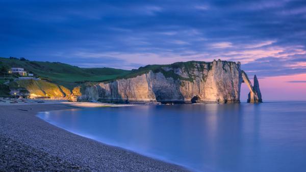 The chalk cliffs of Étretat, Normandy, France (© MarcelloLand/Getty Images)