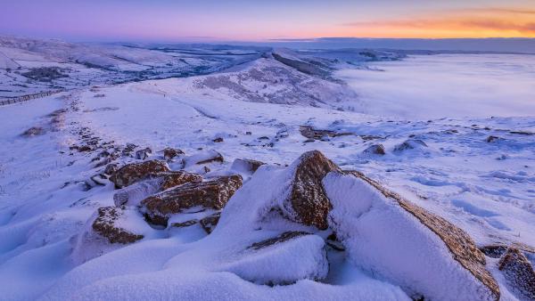 The hill of Mam Tor, Derbyshire, England (© john finney photography/Getty Images)