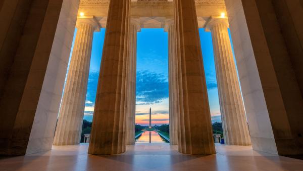 The Washington Monument seen from the Lincoln Memorial, Washington, DC (© lucky-photographer/Alamy)