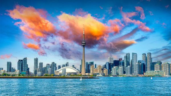 Toronto city skyline seen from Lake Ontario, Canada (© Roberto Machado Noa/Getty