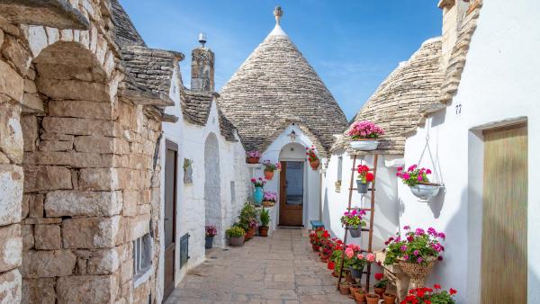 Trullo buildings in Alberobello, Apulia, Italy (© Feng Wei Photography/Getty Images)