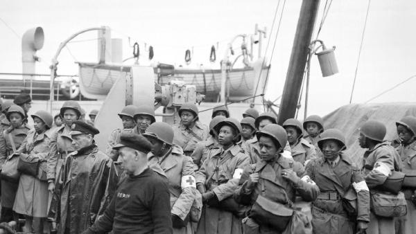 US Army nurses arrive in Greenock, Scotland, 1944 (© Stocktrek Images, Inc/Alamy)