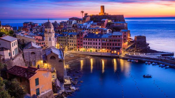 Vernazza, Cinque Terre, Liguria, Italy (© Kelly Cheng/Getty Images)