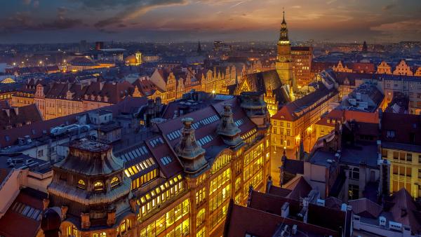 View of the Wroclaw Market Square from the Witches’ Bridge in Wroclaw, Poland (© Piotr Mitelski/Shutterstock)