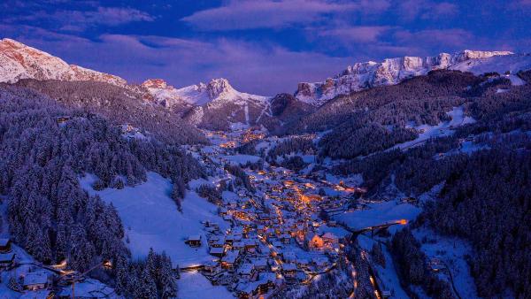 Village in Val Gardena at Christmas, Dolomites, Italy (© Ingus Kruklitis/Getty