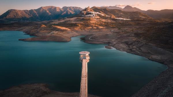 Village of Zahara de la Sierra overlooking Zahara-El Gastor Reservoir, Cádiz province, Spain (© SEN LI/Getty Images)