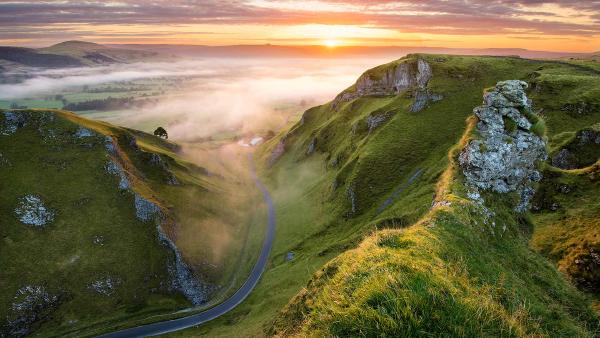Winnats Pass, Peak District National Park, England (© Daniel_Kay/Getty Images)